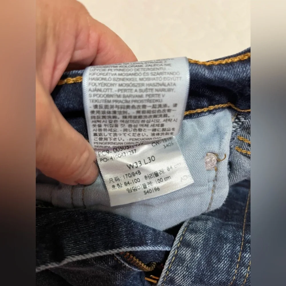 (16) Levi's 505 Classic Blue Jeans with Iconic Patch